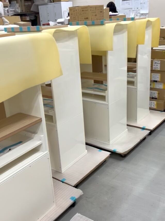 現代仏壇　品名エンブレムホワイト
木工加工から白の鏡面塗装が出来上がり組み立て中！
毎日雨で中々進まなくて、やっと天気良くなりそうですね！

#栗原木工所
#かつてない鏡面塗装　
#鏡面塗装
#現代仏壇
#伝統工芸