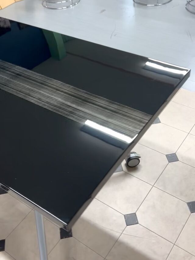 テーブルの塗り替え！
ショールームのテーブルが古くなったので塗り替えしました。
黒に純金ライン鏡面塗装で仕上がりました

#栗原木工所
#かつてない鏡面塗装　
#鏡面塗装
#現代仏壇
#伝統工芸