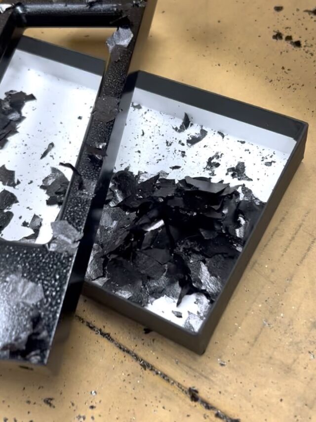 黒い箔貼り！
一度黒い箔を貼ってから、さらにちぎり箔を散らしていく、手間をかける工程です。
まだらに箔が散ってさらに高級な物になります。

#栗原木工所
#かつてない鏡面塗装　
#鏡面塗装
#現代仏壇
#伝統工芸
